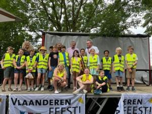 Allen-op-podium-na-kinderburgemeesterverkiezingen-2 klein